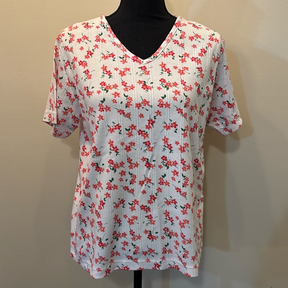 Women’s Basic Editions T Shirt with Flowers Size M‎